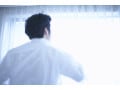 目の錯覚を利用した男も小顔になれるファッションとは