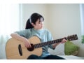 ギターの構え方とコードの押さえ方をマスターしよう！【初心者向け】