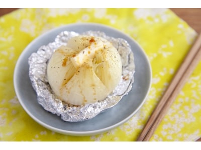 新玉ねぎの丸ごとグリルレシピ……ホイル焼きでバターがとろける！