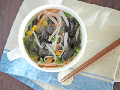 簡単中華春雨スープのレシピ……包丁を使わずお湯を注ぐだけ！