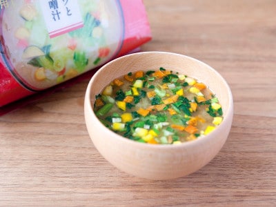 「ざくざくキャベツと六種野菜のお味噌汁」は、カラフルな具材が食卓に映える