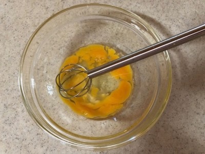 1個分の卵をとくときに、味噌マドラーは快適なサイズ