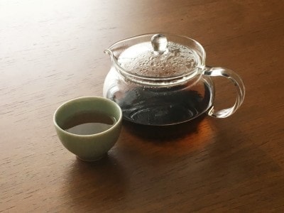 小さな器で中国茶を飲むときも。