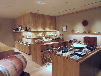KIKKOMAN LIVE KITCHEN TOKYO （キッコーマン ライブキッチン 東京） 店内に併設されているショップ。数々の受賞歴を誇る「ソラリス」などのワインや、オリジナルのお菓子や調味料も販売されている