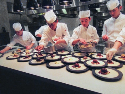 KIKKOMAN LIVE KITCHEN TOKYO （キッコーマン ライブキッチン 東京） 目の前で次々と料理が提供されていくオープンキッチンは見もの！