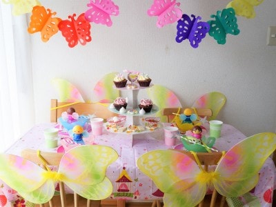 紙のテーブルクロスや装飾でまるで妖精パーティーに。カップケーキスタンドまで紙製！
