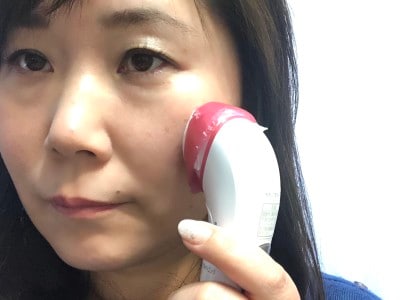 コットンに化粧水を染み込ませ、お肌に当てるだけ！汚れを導出するときは、ふきとり化粧水を使うのがオススメです