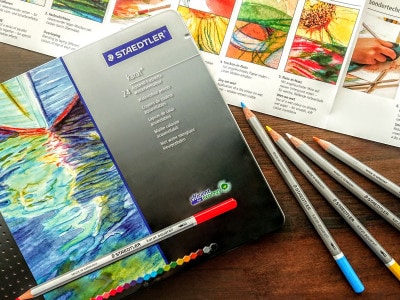 ステッドラーカラト水彩色鉛筆中にテクニック、カラーチャート用紙が入っている。