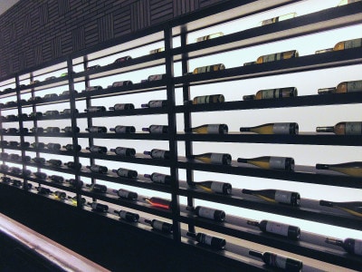 第一ホテル東京「ラウンジ21」 料理に合わせて提案されるワインが壁一面に並ぶ