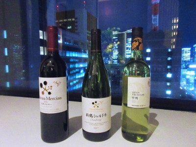 第一ホテル東京「ラウンジ21」 ソムリエが料理に合わせて提案してくれる日本ワイン（左から長野メルロ一、新鶴シャルドネ、ジャパンプレミアム 甲州）