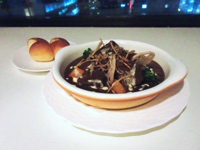第一ホテル東京「ラウンジ21」 とろとろビーフシチュー 牛肉と根菜のマスカット・ベーリーA煮込み