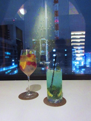 第一ホテル東京「ラウンジ21」 季節のカクテル（左がフルーツスプリッツァー、右がテンダーグリーンモヒート）