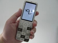 機能を凝縮して帰ってきた au・INFOBAR2