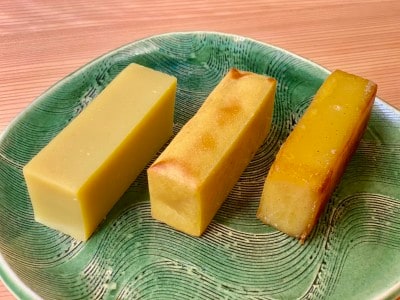「芋ようかん」を手軽にアレンジ！　左：そのまま／中央：トースターで焼いたもの／右：バター焼き