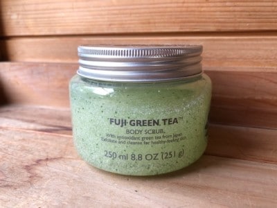 季節ごとに限定のスクラブが販売される。写真はお茶の香り。