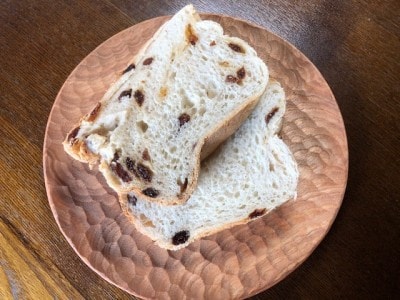 焼き立てパンやトーストを置いてもカリカリ感が続く木のお皿。