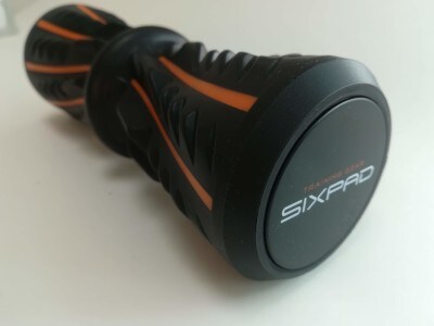 ブラック×オレンジの配色で、両サイドに「SIXPAD」のロゴがあります