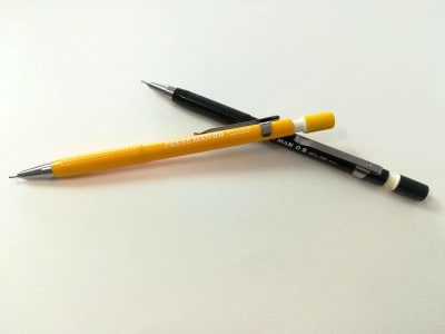 速記用シャープペンとして開発された、プラチナ万年筆の「プレスマン」。ブラックは旧モデル、イエローは新モデル。リニューアルの際に、ロゴのデザインが刷新されました