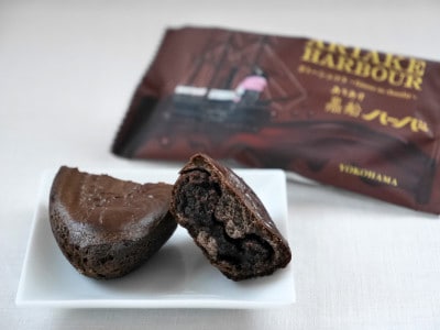 ブラックココアベース生地に「特製しっとりチョコ餡」が包まれている「ガトーショコラ」