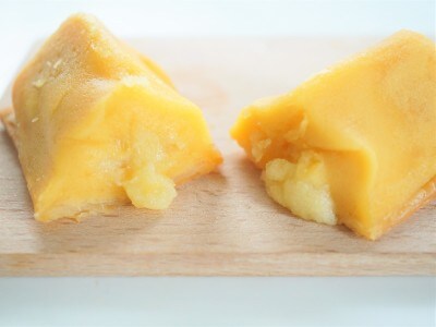 スイートポテトパイを温めると中から甘～い芋クリームが溶けだします。