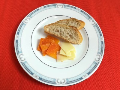 オレンジ色のミモレットは、フランス産のセミハードタイプのチーズ。カラスミのようなちょっとクセのある味わいで、ほのかに甘い香りもします
