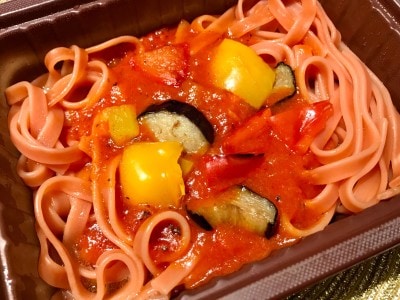 ローソンの「野菜を食べる生パスタ トマトソース」