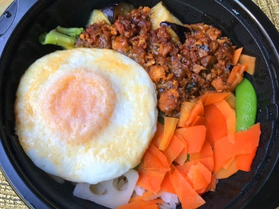 目玉焼きと色鮮やかな野菜がたっぷり
