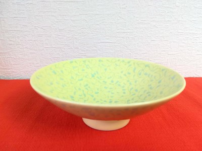 白山陶器の「平茶碗」は、100種類もの絵柄のバリエーションがあります