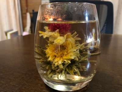 お湯を注いで数分。グラスの中で綺麗な花が咲く