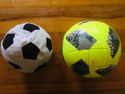 右が、4号サイズのサッカーボール