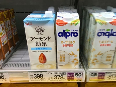 豆乳やアーモンドミルクとともに、身近なスーパーでも販売されているオーツミルク