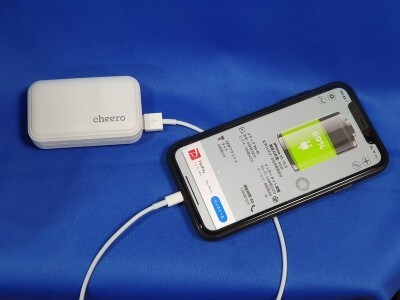 イヤホンケースでスマートフォンが充電できる