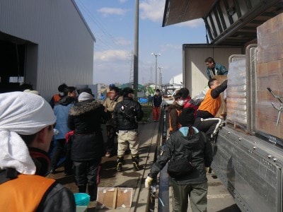 東日本大震災復興支援の現場。荷物の上げ下げは特に落としたり挟んだりによる足のケガが多い