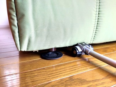 リフターを併用すると、家具と床の間にカグスベールを簡単に滑り込ませることができる