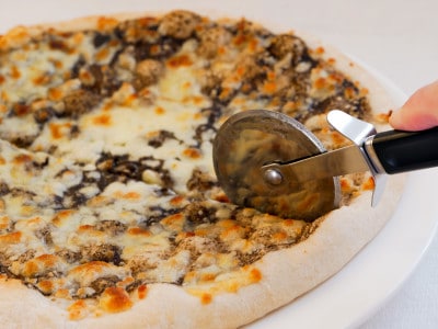 ほどよい厚みのピザ生地が独特の食感