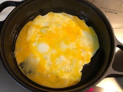 卵を薄く焼く