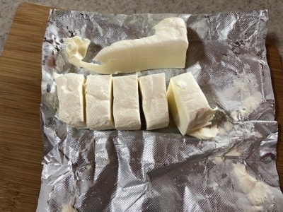残ったクリームチーズを使いやすいサイズにカット。形が悪くても、ラップで包んだ時に整えればOK