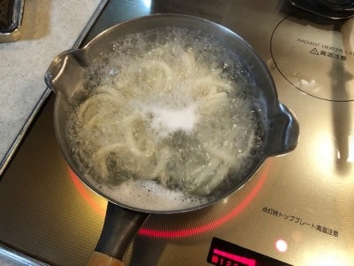 うどんを茹でます。沸騰したお湯で1分30秒