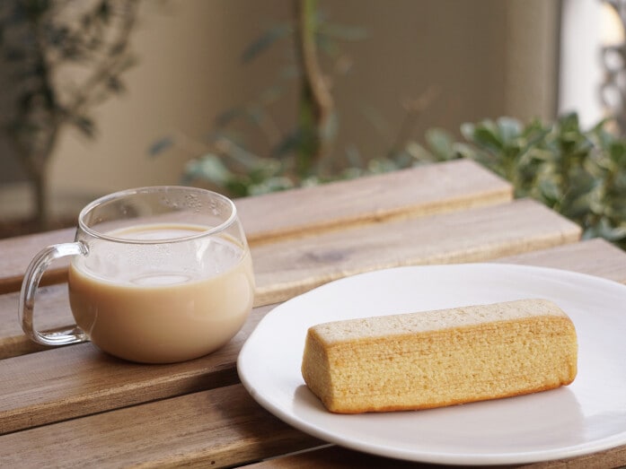 無印良品「不揃い バナナバウム」を冷やして。合わせる飲み物はミルクティーがおすすめ