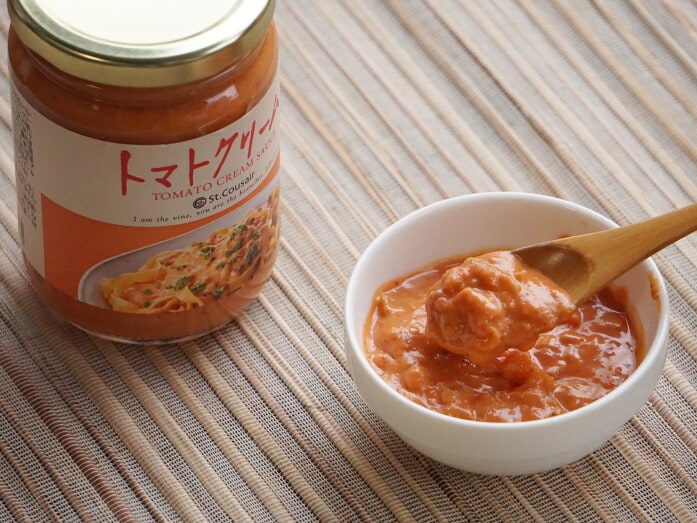 サンクゼール「パスタソース トマトクリームソース」。トマトや玉ねぎがたっぷり