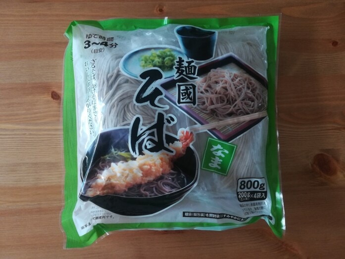 業務スーパーの「麺國そば　なま」は脱酸素剤が小包装に入っている