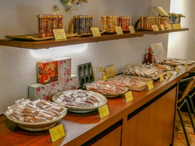 焼菓子の種類も豊富。上野さんのイチオシは上段に並ぶ「和三盆糖クッキー」
