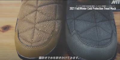 霧吹きで水をかけてみます。