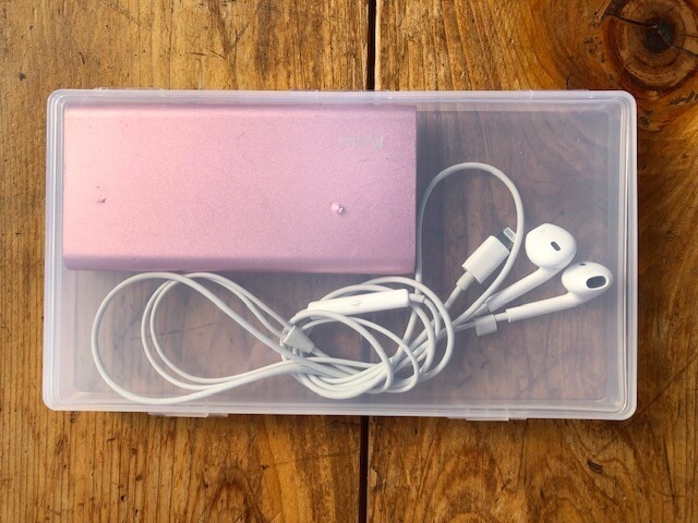 薄めのモバイルバッテリーやイヤホンが入る