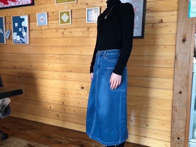 黒のタートルネックのニットとコーデ