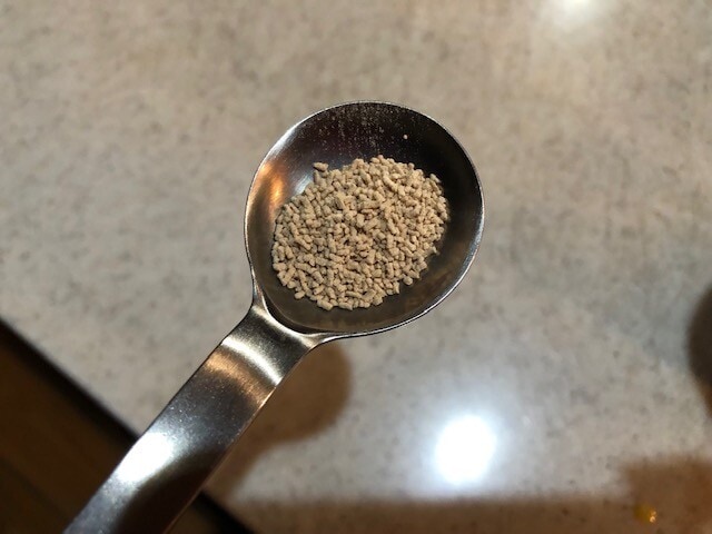顆粒だしを約1g（小さじ3分の1）を入れる