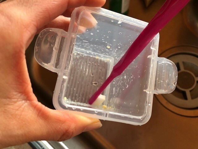 筆者は洗い物用の歯ブラシをし使用