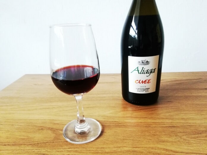 セリアのワイングラス「ソサエティ」と赤ワイン