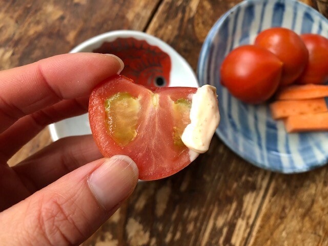 業務スーパーの明太マヨ「めんたいマヨソース」をトマトにつけても美味しい