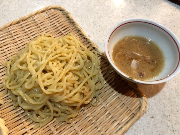 太麺とコクのあるスープが美味しいファミリーマートの「炙り焼豚の極太つけ麺」